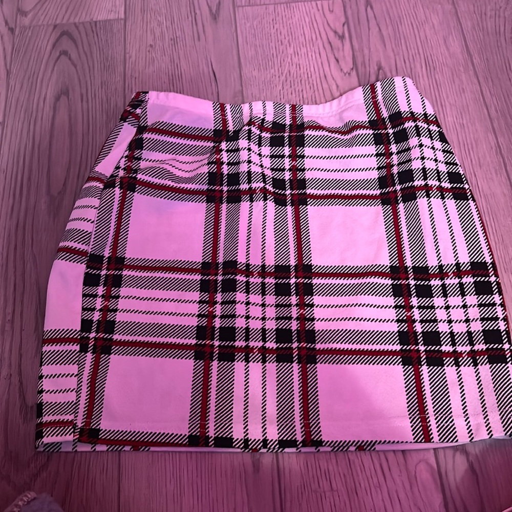 black, red white pattern mini skirt